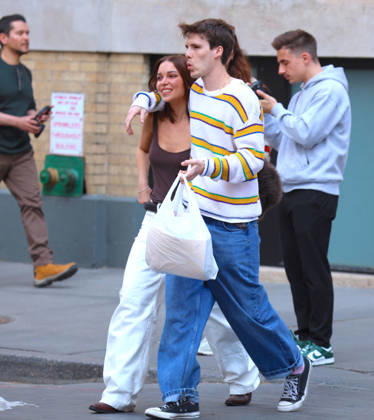 Cruz Beckham and Jackie Apostel Out in New York - NY David and Victoria Beckham s son Cruz Beckham with his girlfriend Jackie Apostel are shopping in Soho, they bought few movie TV series scripts include Friends book in New York, NY, USA on April 24, 2026. Photo by Dylan Travis ABACAPRESS.COM New York NY United States  Copyright: xDylanxTravis ABACAx
