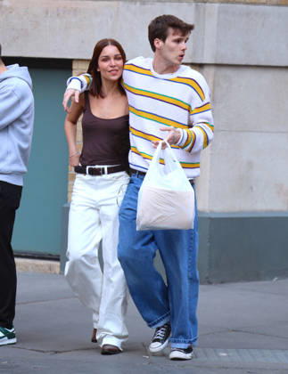 Cruz Beckham and Jackie Apostel Out in New York - NY David and Victoria Beckham s son Cruz Beckham with his girlfriend Jackie Apostel are shopping in Soho, they bought few movie TV series scripts include Friends book in New York, NY, USA on April 24, 2026. Photo by Dylan Travis ABACAPRESS.COM New York NY United States  Copyright: xDylanxTravis ABACAx