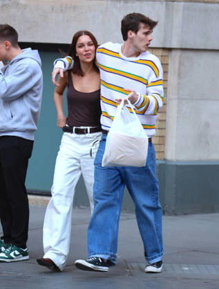 Cruz Beckham and Jackie Apostel Out in New York - NY David and Victoria Beckham s son Cruz Beckham with his girlfriend Jackie Apostel are shopping in Soho, they bought few movie TV series scripts include Friends book in New York, NY, USA on April 24, 2026. Photo by Dylan Travis ABACAPRESS.COM New York NY United States  Copyright: xDylanxTravis ABACAx