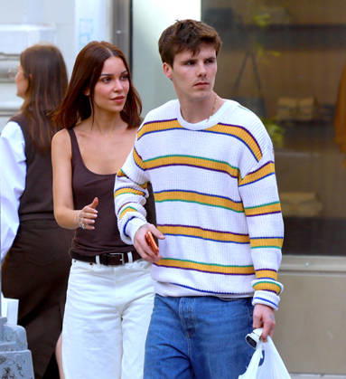 Cruz Beckham and Jackie Apostel Out in New York - NY David and Victoria Beckham s son Cruz Beckham with his girlfriend Jackie Apostel are shopping in Soho, they bought few movie TV series scripts include Friends book in New York, NY, USA on April 24, 2026. Photo by Dylan Travis ABACAPRESS.COM New York NY United States  Copyright: xDylanxTravis ABACAx