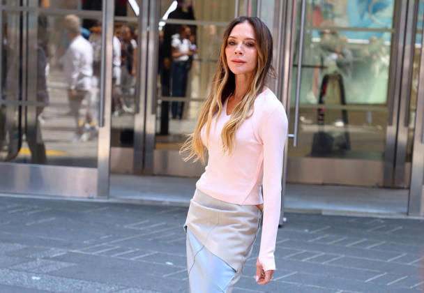 Victoria Beckham Out in Times Square - New York Victoria Beckham arrives in the middle of Times Square to take photos in front of the Gap store to promote her new collaboration and collection with the brand in New York, NY, USA on April 24, 2026. Photo by Dylan Travis ABACAPRESS.COM New York NY United States  Copyright: xDylanxTravis ABACAx