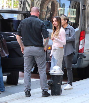 Victoria Beckham Out in Times Square - New York Victoria Beckham arrives in the middle of Times Square to take photos in front of the Gap store to promote her new collaboration and collection with the brand in New York, NY, USA on April 24, 2026. Photo by Dylan Travis ABACAPRESS.COM New York NY United States  Copyright: xDylanxTravis ABACAx