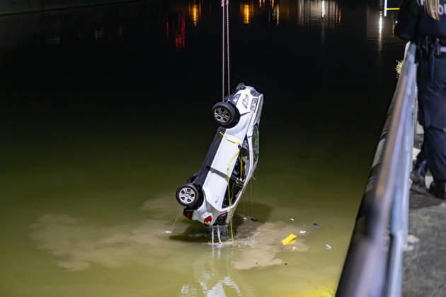 PKW durchbricht Geländer und fliegt in Main - Mehrere schwerstverletzte Am 24.04.2026 gegen 22:30 Uhr kam in Frankfurt am Main im Stadtteil Ostend, Lindleystraße Höhe Hugo-Stinnes-Straße, ein PKW mit mehreren Insassen von der Fahrbahn ab, durchbrach ein Geländer und stürzte in ein Hafenbecken des Mains. Die Feuerwehr Frankfurt rettete mehrere Personen aus dem Fahrzeug, die teils schwerstverletzt in Krankenhäuser transportiert wurden. Taucher der Feuerwehr markierten das Fahrzeug mit einer Schwimmboje, ein Feuerwehrkran barg das Fahrzeug gemeinsam mit den Tauchern aus dem Fluss. Die genaue Anzahl der Fahrzeuginsassen war laut Polizei Frankfurt zunächst nicht bekannt, die Unfallursache ist Gegenstand laufender Ermittlungen. Frankfurt