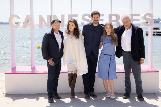 The 9th Canneseries International Festival - Le Rouge Et Le Noir Photocall Gaël Morel, Zoé Adjani-Vallat, Victor Belmondo, Camille Razat and Georges-Marc Benamou attend the Le Rouge Et Le Noir Photocall at the 9th Canneseries International Festival on April 25, 2026 in Cannes, France. Photo by Shootpix ABACAPRESS.COM Cannes France  Copyright: xShootpix ABACAx