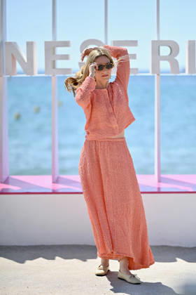 9th Cannes Series - Paris Police 1910 Photocall. FC CANNES, FRANCE - APRIL 25 Evelyne Brochu attends the Paris Police 1910 Photocall at the 9th Canneseries International Festival at Plage Du Majestic on April 25, 2026 in Cannes, France. Photo by Franck Castel ABACAPRESS.COM Cannes France  Copyright: xCastelxFranck ABACAx