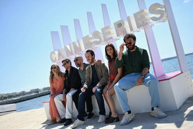 9th Cannes Series - Paris Police 1910 Photocall. FC CANNES, FRANCE - APRIL 25 Evelyne Brochu, Jérémie Laheurte, Julien Despaux, Eugénie Derouand, Fabien Nury and Thibaut Evrard attends the Paris Police 1910 Photocall at the 9th Canneseries International Festival at Plage Du Majestic on April 25, 2026 in Cannes, France. Photo by Franck Castel ABACAPRESS.COM Cannes France  Copyright: xCastelxFranck ABACAx