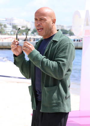 Eric Judor Photocall A Bientôt de te revoir lors de la 9ème édition de CanneSeries sur la plage du Majestic à Cannes le 25 Avril 2026 Denis Guignebourg Bestimage Celebrities on the photocall at the 9th edition of Canneseries in Cannes on 25 04 2026 Cannes France  Copyright: xDenisxGuignebourgx xBestimagexDenisxGuignebourgx xBestimagex
