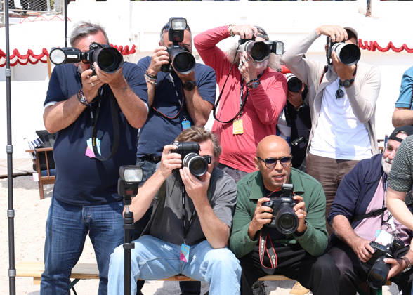Eric Judor among the photographers Photocall A Bientôt de te revoir lors de la 9ème édition de CanneSeries sur la plage du Majestic à Cannes le 25 Avril 2026 Denis Guignebourg Bestimage Celebrities on the photocall at the 9th edition of Canneseries in Cannes on 25 04 2026 Cannes France  Copyright: xDenisxGuignebourgx xBestimagexDenisxGuignebourgx xBestimagex