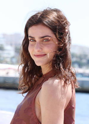 Eugenie Derouand Photocall Paris police 1910 at the 9th edition of CanneSeries on the Majestic beach in Cannes on 25 April 2026 Denis Guignebourg Bestimage Celebrities on the photocall at the 9th edition of Canneseries in Cannes on 25 04 2026 Cannes France  Copyright: xDenisxGuignebourgx xBestimagexDenisxGuignebourgx xBestimagex