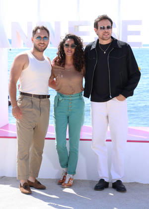 Youcef Agal, Samira Lachhab et Adrien Rob Photocall Demain nous appartient lors de la 9ème édition de CanneSeries sur la plage du Majestic à Cannes le 25 Avril 2026 Denis Guignebourg Bestimage Celebrities on the photocall at the 9th edition of Canneseries in Cannes on 25 04 2026 Cannes France  Copyright: xDenisxGuignebourgx xBestimagexDenisxGuignebourgx xBestimagex