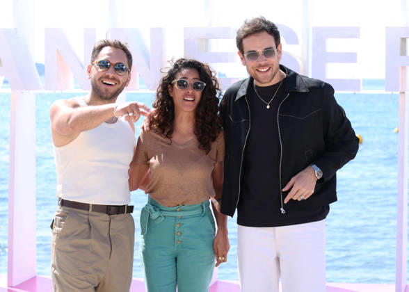 Youcef Agal, Samira Lachhab et Adrien Rob Photocall Demain nous appartient lors de la 9ème édition de CanneSeries sur la plage du Majestic à Cannes le 25 Avril 2026 Denis Guignebourg Bestimage Celebrities on the photocall at the 9th edition of Canneseries in Cannes on 25 04 2026 Cannes France  Copyright: xDenisxGuignebourgx xBestimagexDenisxGuignebourgx xBestimagex