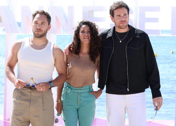 Youcef Agal, Samira Lachhab et Adrien Rob Photocall Demain nous appartient lors de la 9ème édition de CanneSeries sur la plage du Majestic à Cannes le 25 Avril 2026 Denis Guignebourg Bestimage Celebrities on the photocall at the 9th edition of Canneseries in Cannes on 25 04 2026 Cannes France  Copyright: xDenisxGuignebourgx xBestimagexDenisxGuignebourgx xBestimagex