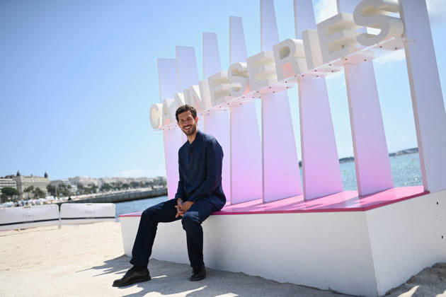 9th Cannes Series - Le Rouge Et Le Noir Photocall. FC CANNES, FRANCE - APRIL 25 Victor Belmondo attends the Le Rouge Et Le Noir Photocall at the 9th Canneseries International Festival on April 25, 2026 in Cannes, France. Photo by Franck Castel ABACAPRESS.COM Cannes France  Copyright: xCastelxFranck ABACAx