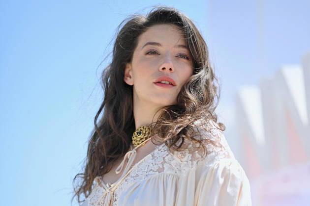 9th Cannes Series - Le Rouge Et Le Noir Photocall. FC CANNES, FRANCE - APRIL 25 Zoe Adjani-Vallat attends the Le Rouge Et Le Noir Photocall at the 9th Canneseries International Festival on April 25, 2026 in Cannes, France. Photo by Franck Castel ABACAPRESS.COM Cannes France  Copyright: xCastelxFranck ABACAx