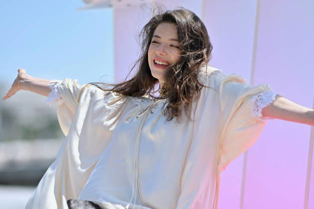 9th Cannes Series - Le Rouge Et Le Noir Photocall. FC CANNES, FRANCE - APRIL 25 Zoe Adjani-Vallat attends the Le Rouge Et Le Noir Photocall at the 9th Canneseries International Festival on April 25, 2026 in Cannes, France. Photo by Franck Castel ABACAPRESS.COM Cannes France  Copyright: xCastelxFranck ABACAx