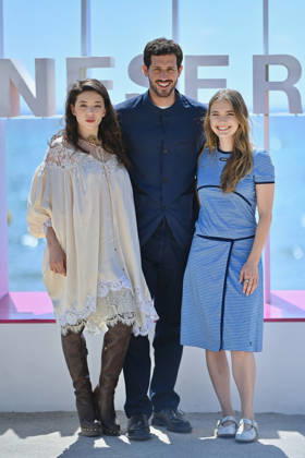 9th Cannes Series - Le Rouge Et Le Noir Photocall. FC CANNES, FRANCE - APRIL 25 Zoé Adjani-Vallat, Victor Belmondo and Camille Razat attends the Le Rouge Et Le Noir Photocall at the 9th Canneseries International Festival on April 25, 2026 in Cannes, France. Photo by Franck Castel ABACAPRESS.COM Cannes France  Copyright: xCastelxFranck ABACAx