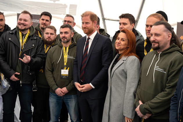 The Duke of Sussex At Invictus Games Ukraine Forum - Kyiv Prince Harry (C), The Duke of Sussex, and Ukraine s Minister for Veterans Affairs Nataliia Kalmykova pose with the team of the Center for Scaling Technology Solutions at their booth in the mobile town during the Invictus Games Ukraine Forum, dedicated to the 10th anniversary of the Invictus Games movement in Ukraine, at the National Museum of the History of Ukraine in WWII Memorial Complex, Kyiv, Ukraine, April 24, 2026. Ukraine has participated in the Invictus Games since 2017, showing strong results and steady team growth. The Ukrainian team competes in athletics, archery, rowing, and swimming, earning numerous medals and prize placements. Photo by Danylo Antoniuk Ukrinform ABACAPR Copyright: xUkrinform ABACAx