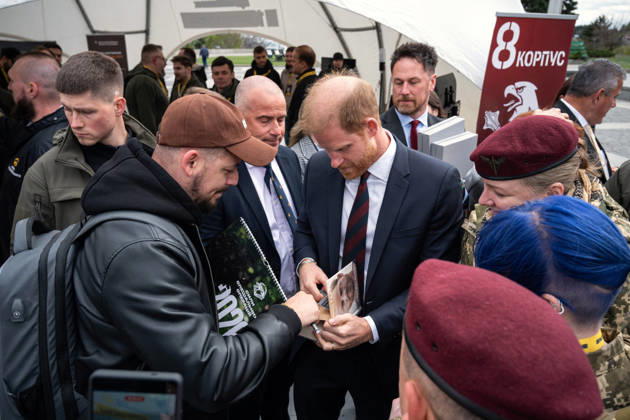 The Duke of Sussex At Invictus Games Ukraine Forum - Kyiv Prince Harry (C), The Duke of Sussex, signs a book while meeting Ukrainian soldiers and veterans at one of the interactive locations during the Invictus Games Ukraine Forum, dedicated to the 10th anniversary of the Invictus Games movement in Ukraine, at the National Museum of the History of Ukraine in WWII Memorial Complex, Kyiv, Ukraine, April 24, 2026. Ukraine has participated in the Invictus Games since 2017, showing strong results and steady team growth. The Ukrainian team competes in athletics, archery, rowing, and swimming, earning numerous medals and prize placements. Photo by Danylo Antoniuk Ukrinform ABACAPRESS.COM Kyiv Ukraine Copyright: xUkrinform ABACAx
