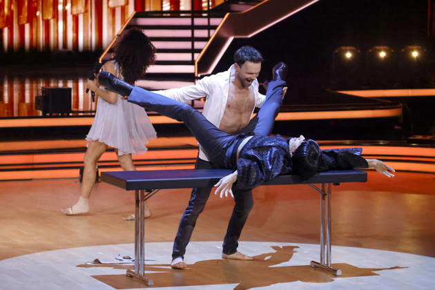 Sängerin Nadja Benaissa (No Angels) und Tänzer Vadim Garbuzov mit Juror Jorge Gonzalez (liegend) bei der siebten Tanzshow der 19. Staffel der RTL-Tanzshow Lets Dance im Coloneum. Köln, 24.04.2026 NRW Deutschland Copyright: xChristophxHardtx