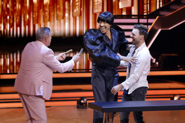 Die Juroren Joachim Llambi (mit zwei Bananen) und Jorge Gonzalez mit Tänzer Vadim Garbuzov bei der siebten Tanzshow der 19. Staffel der RTL-Tanzshow Lets Dance im Coloneum. Köln, 24.04.2026 NRW Deutschland Copyright: xChristophxHardtx