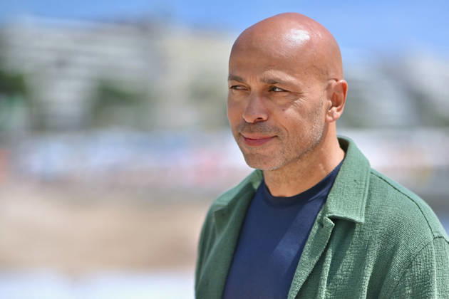 9th Cannes Series - A Bientot De Te Revoir Photocall. FC CANNES, FRANCE - APRIL 25 Eric Judor attends the A Bientot De Te Revoir Photocall at the 9th Canneseries International Festival on April 25, 2026 in Cannes, France. Photo by Franck Castel ABACAPRESS.COM Cannes France  Copyright: xCastelxFranck ABACAx