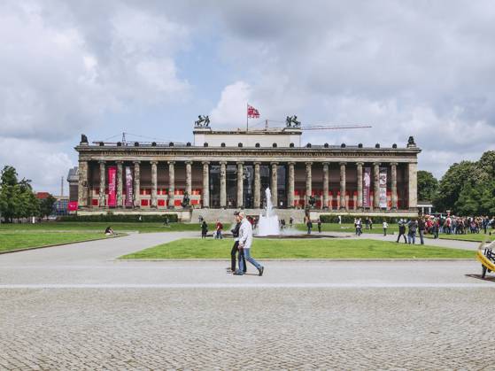 BERLIN, DEUTSCHLAND 10. MAI 2014: Touristen besuchen das Alte Museum für Altertümer auf der Museumsinsel Berlin, Deutschland BERLIN, GERMANY - MAY 10, 2014: Tourists visiting the Altes Museum of Antiquities in Museumsinsel Berlin Germany Copyright: imageBROKER ClaudioxDivizia ibxiqx17241290.jpg