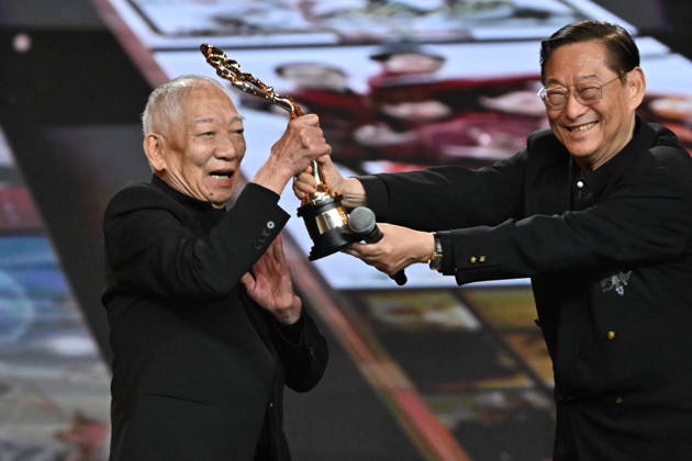 BEIJING, CHINA - APRIL 25: Martial arts choreographer and film director Yuen Woo-ping (L) receives the Lifetime Achievement Award at the closing ceremony of the 16th Beijing International Film Festival on April 25, 2026 in Beijing, China.  Copyright: xVCGx 111637296120