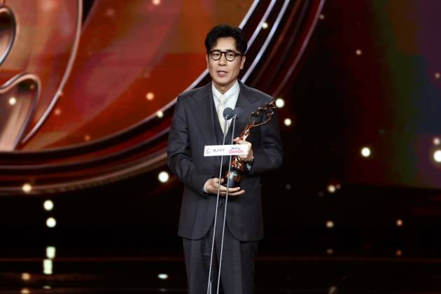 BEIJING, CHINA - APRIL 25: Actor Yu Hewei receives the Best Actor Award at the closing ceremony of the 16th Beijing International Film Festival on April 25, 2026 in Beijing, China.  Copyright: xChinaxNewsxServicex 111637288231
