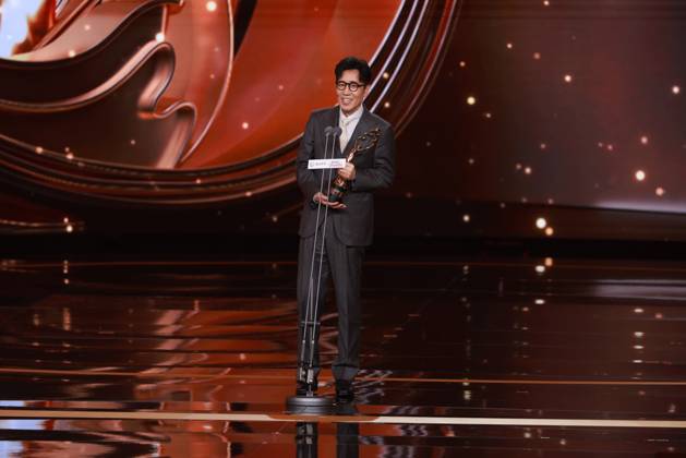 BEIJING, CHINA - APRIL 25: Actor Yu Hewei receives the Best Actor Award at the closing ceremony of the 16th Beijing International Film Festival on April 25, 2026 in Beijing, China.  Copyright: xVCGx 111637272118