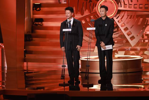 BEIJING, CHINA - APRIL 25: Actor Duan Yihong and actor Zhang Yi present the Best Actor Award to actor Yu Hewei at the closing ceremony of the 16th Beijing International Film Festival on April 25, 2026 in Beijing, China.  Copyright: xVCGx 111637271878