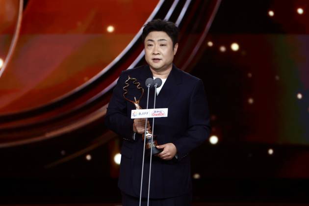 BEIJING, CHINA - APRIL 25: Actor Qiao Shan receives the Best Supporting Actor Award at the closing ceremony of the 16th Beijing International Film Festival on April 25, 2026 in Beijing, China.  Copyright: xChinaxNewsxServicex 111637303757