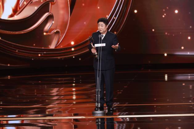 BEIJING, CHINA - APRIL 25: Actor Qiao Shan receives the Best Supporting Actor Award at the closing ceremony of the 16th Beijing International Film Festival on April 25, 2026 in Beijing, China.  Copyright: xVCGx 111637271408