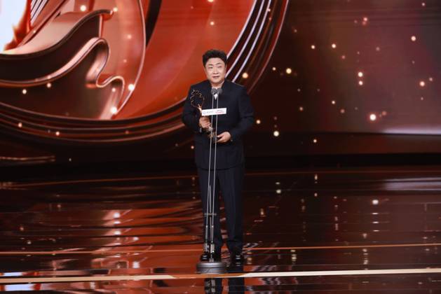 BEIJING, CHINA - APRIL 25: Actor Qiao Shan receives the Best Supporting Actor Award at the closing ceremony of the 16th Beijing International Film Festival on April 25, 2026 in Beijing, China.  Copyright: xVCGx 111637271425