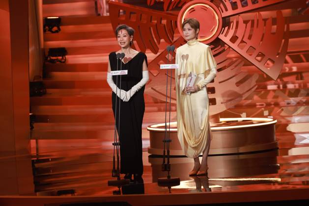BEIJING, CHINA - APRIL 25: Actress Cecilia Yip (L) and singer Yi Yuchun (aka Chris Lee) present the Best Supporting Actress Award to Madalena Cunha at the closing ceremony of the 16th Beijing International Film Festival on April 25, 2026 in Beijing, China.  Copyright: xVCGx 111637269986