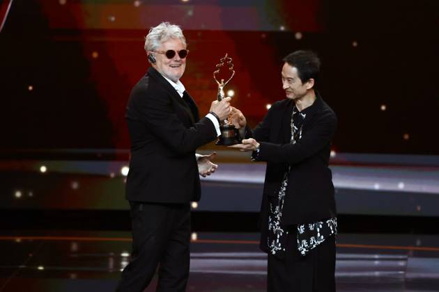 BEIJING, CHINA - APRIL 25: Mike van Diem (L) receives the Best Director Award at the closing ceremony of the 16th Beijing International Film Festival on April 25, 2026 in Beijing, China.  Copyright: xChinaxNewsxServicex 111637288217