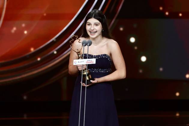 BEIJING, CHINA - APRIL 25: Madalena Cunha receives the Best Supporting Actress Award at the closing ceremony of the 16th Beijing International Film Festival on April 25, 2026 in Beijing, China.  Copyright: xChinaxNewsxServicex 111637302348