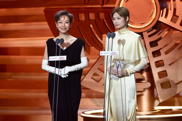 BEIJING, CHINA - APRIL 25: Actress Cecilia Yip (L) and singer Yi Yuchun (aka Chris Lee) present the Best Supporting Actress Award to Madalena Cunha at the closing ceremony of the 16th Beijing International Film Festival on April 25, 2026 in Beijing, China.  Copyright: xChinaxNewsxServicex 111637303830
