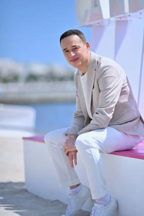 9th Cannes Series - Ron Leshem Photocall. FC CANNES, FRANCE - APRIL 25 Ron Leshem attends the Ron Leshem Photocall at the 9th Canneseries International Festival at Plage Du Majestic on April 25, 2026 in Cannes, France. Photo by Franck Castel ABACAPRESS.COM Cannes France  Copyright: xCastelxFranck ABACAx