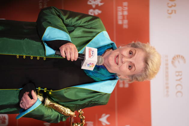 BEIJING, CHINA - APRIL 25: Brenda Blethyn poses with the Best Actress Award at back stage at the closing ceremony of the 16th Beijing International Film Festival on April 25, 2026 in Beijing, China.  Copyright: xVCGx 111637278778