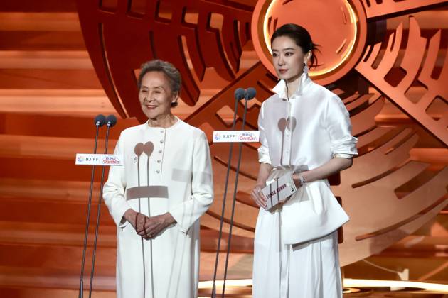 BEIJING, CHINA - APRIL 25: Actress Wu Yanshu (L) and actress Zhang Xiaofei present the Best Actress Award to Brenda Blethyn at the closing ceremony of the 16th Beijing International Film Festival on April 25, 2026 in Beijing, China.  Copyright: xChinaxNewsxServicex 111637303816