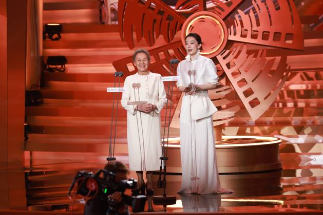 BEIJING, CHINA - APRIL 25: Actress Wu Yanshu (L) and actress Zhang Xiaofei present the Best Actress Award to Brenda Blethyn at the closing ceremony of the 16th Beijing International Film Festival on April 25, 2026 in Beijing, China.  Copyright: xVCGx 111637271656