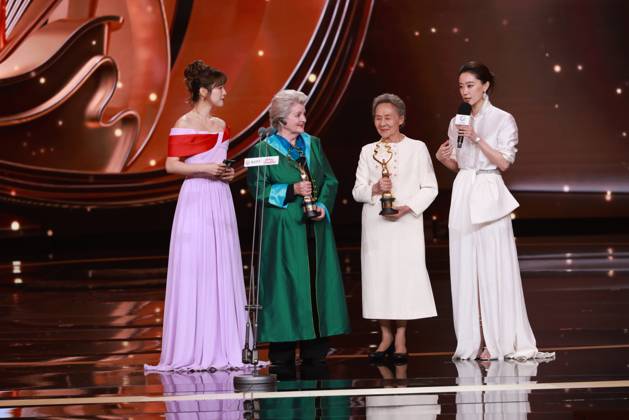 BEIJING, CHINA - APRIL 25: Brenda Blethyn (L2) receives the Best Actress Award at the closing ceremony of the 16th Beijing International Film Festival on April 25, 2026 in Beijing, China.  Copyright: xVCGx 111637271760