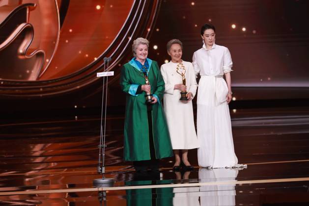 BEIJING, CHINA - APRIL 25: Brenda Blethyn (L) receives the Best Actress Award at the closing ceremony of the 16th Beijing International Film Festival on April 25, 2026 in Beijing, China.  Copyright: xVCGx 111637271772