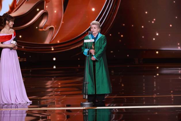 BEIJING, CHINA - APRIL 25: Brenda Blethyn receives the Best Actress Award at the closing ceremony of the 16th Beijing International Film Festival on April 25, 2026 in Beijing, China.  Copyright: xVCGx 111637271804