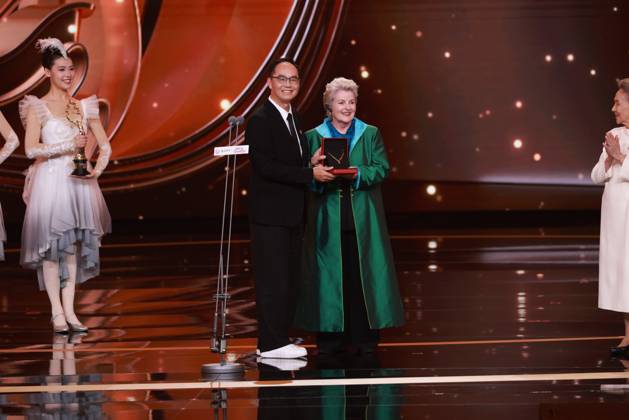BEIJING, CHINA - APRIL 25: Brenda Blethyn receives the Best Actress Award at the closing ceremony of the 16th Beijing International Film Festival on April 25, 2026 in Beijing, China.  Copyright: xVCGx 111637271853
