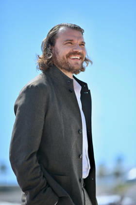 9th Cannes Series - Snake Killer Photocall. FC CANNES, FRANCE - APRIL 25 Pilou Asbæk attends the Snake Killer Photocall at the 9th Canneseries International Festival at Plage Du Majestic on April 25, 2026 in Cannes, France. Photo by Franck Castel ABACAPRESS.COM Cannes France  Copyright: xCastelxFranck ABACAx