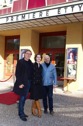 Sebastian Koch, Julia Windischbauer und Hagai Levi bei der Premiere der Arte-Serie Etty im Kino Babylon. Berlin, 25.04.2026