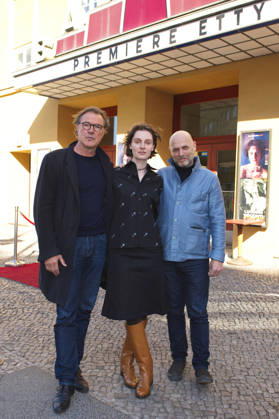 Sebastian Koch, Julia Windischbauer und Hagai Levi bei der Premiere der Arte-Serie Etty im Kino Babylon. Berlin, 25.04.2026