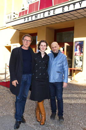 Sebastian Koch, Julia Windischbauer und Hagai Levi bei der Premiere der Arte-Serie Etty im Kino Babylon. Berlin, 25.04.2026