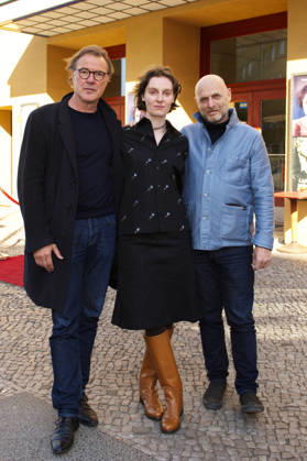 Sebastian Koch, Julia Windischbauer und Hagai Levi bei der Premiere der Arte-Serie Etty im Kino Babylon. Berlin, 25.04.2026